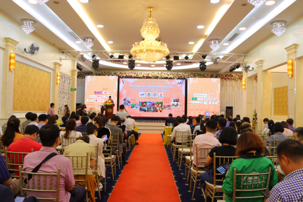 Trung tâm Khuyến công XTTM và Phát triển cụm công nghiệp Ninh Bình tham gia Hội nghị kết nối giao thương giữa nhà cung cấp trong vùng Đồng bằng sông Hồng với các doanh nghiệp xuất khẩu và tổ chức xúc tiến thương mại năm 2022 tại thành phố Hà Nội