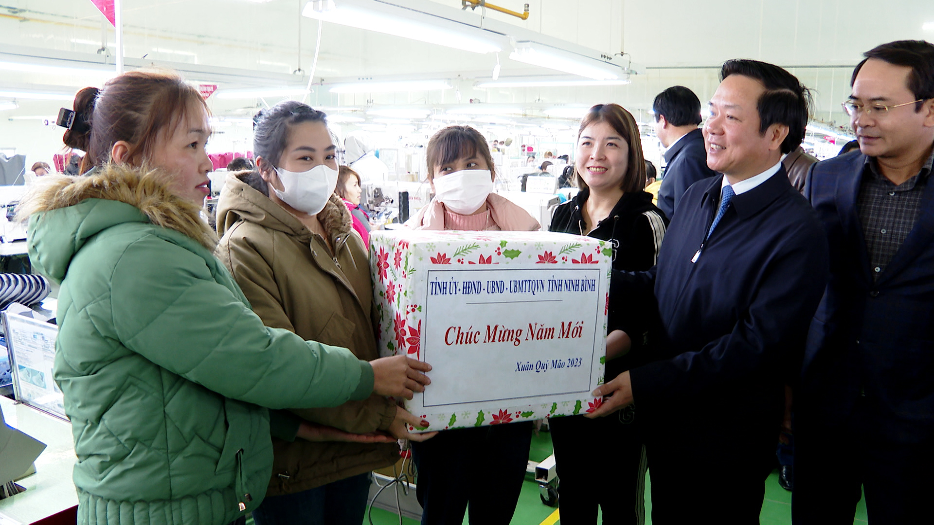Các đồng chí lãnh đạo tỉnh thăm, động viên sản xuất đầu năm đến doanh nghiệp trong cụm công nghiệp xã Văn Phong – huyện Nho Quan