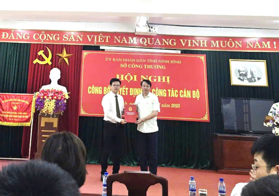 Sở Công Thương Ninh Bình tổ chức Hội nghị công bố các Quyết định về công tác cán bộ của Trung tâm Khuyến công và Xúc tiến thương mại.
