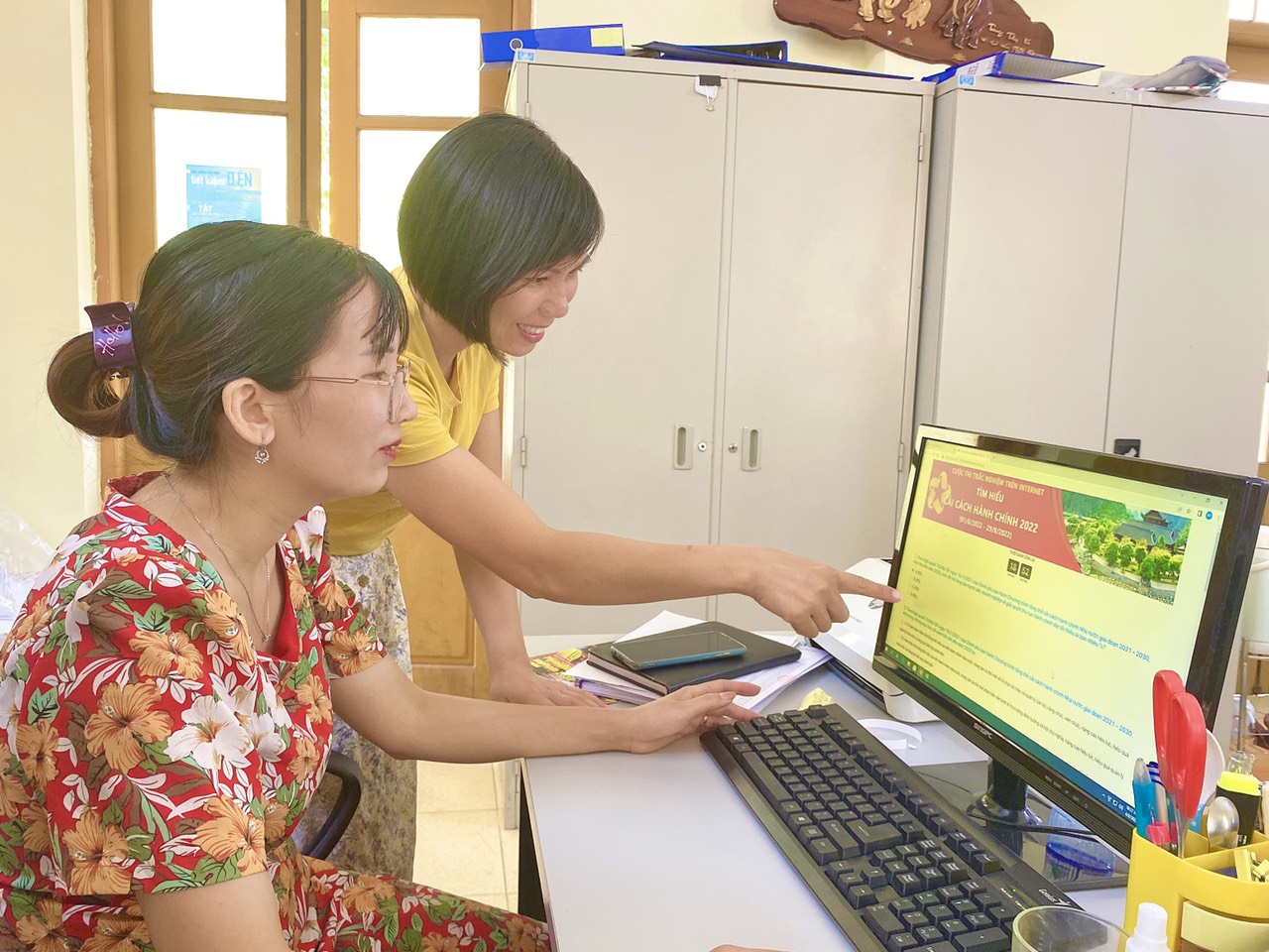 Cán bộ, viên chức, người lao động Trung tâm khuyến công xúc tiến thương mại và phát triển cụm công nghiệp tích cực hưởng ứng cuộc thi trực tuyến tìm hiểu Cải cách hành chính năm 2022.