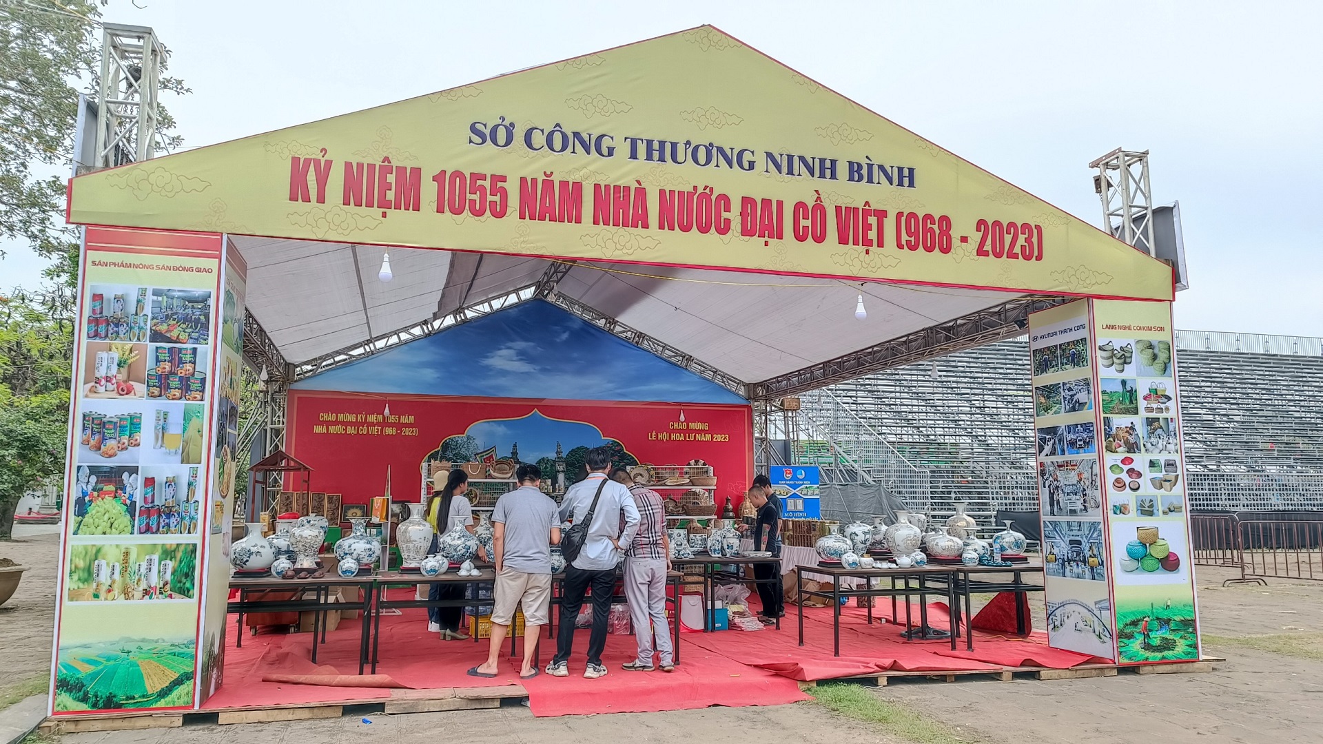 Tham gia gian hàng triển lãm giới thiệu một số sản phẩm thủ công truyền thống và đặc sản tiêu biểu tỉnh Ninh Bình tại Lễ kỷ niệm 1055 năm Nhà nước Đại Cồ Việt (968-2023) và Lễ hội Hoa Lư năm 2023