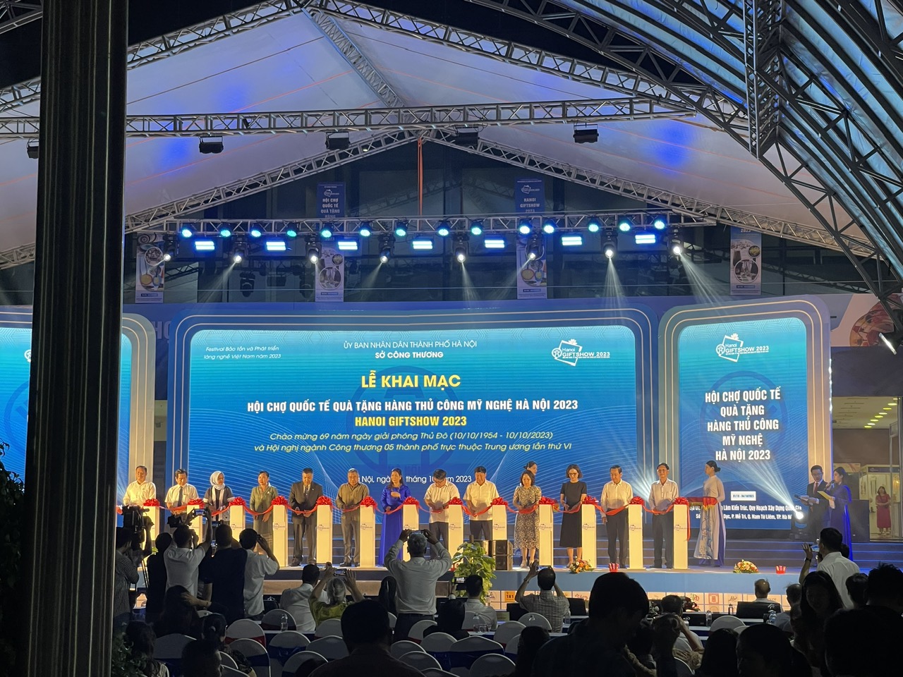 Trung tâm Khuyến công Xúc tiến thương mại và Phát triển CCN tham dự  khai mạc Hội chợ Quốc tế quà tặng hàng thủ công mỹ nghệ Hà Nội 2023